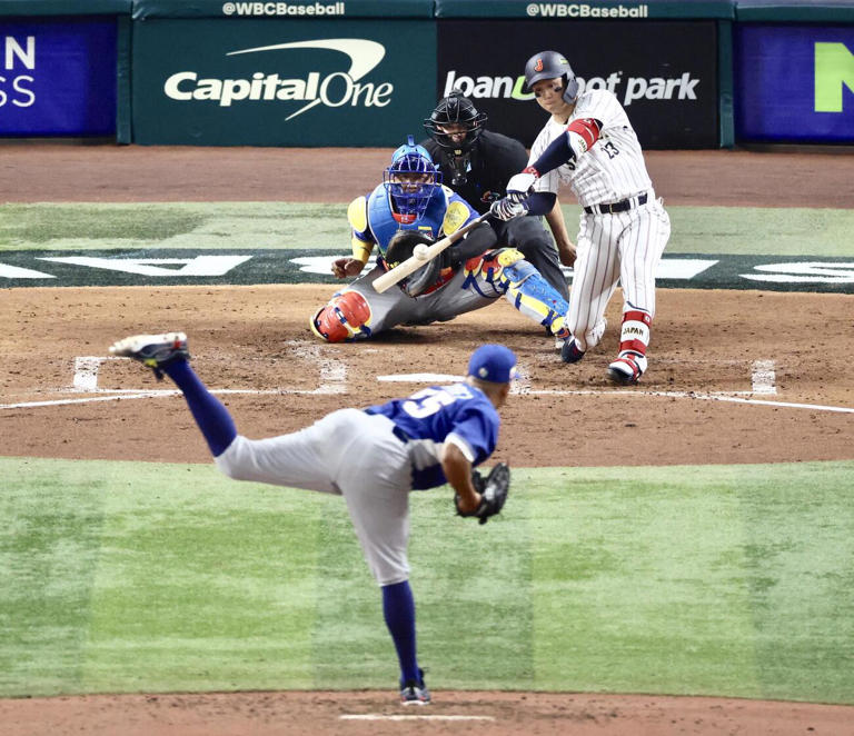 【写真】日本対ベネズエラ 3回裏日本1死二、三塁、左越え3点本塁打を放つ森下。投手R・スアレス（撮影・河田真司）